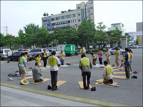 도법스님의 탁발순례단이 13일 정읍시청 앞에 도착했다. 